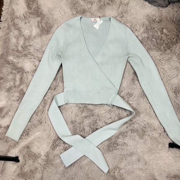 SOLDAritzia Little Moon blue Prunella Long Sleeve V-Neck Crop rib knit style top - Picture 2 of 13